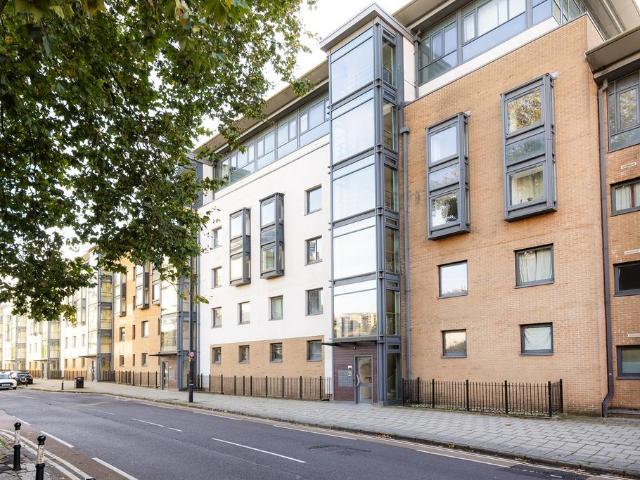 Deanery Road, Bristol 2 bed flat to rent £1,695 pcm £391 pw