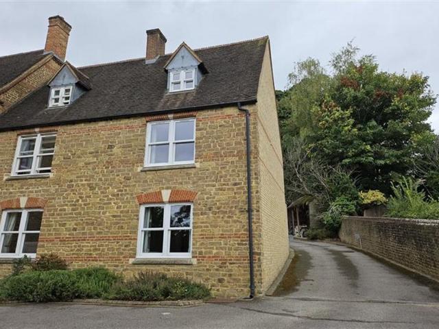 Deanery Road, Godalming GU7 3 bed house to rent £2,400 pcm £554 pw
