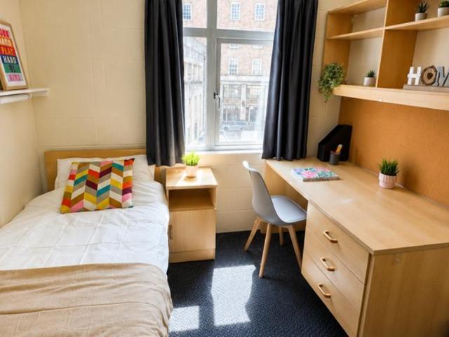 Dean's Court, Saint George's Road. 1 bed flat to rent £979 pcm £226 pw
