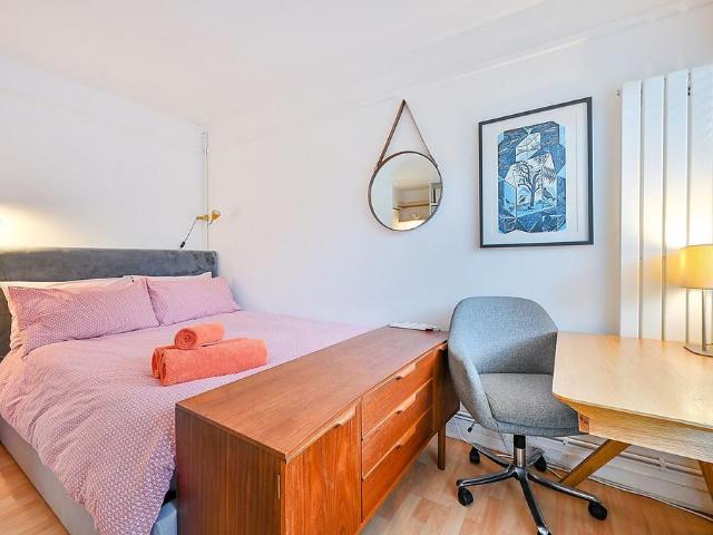 Deans Close, Grove Park, London, W4 Studio to rent £3,000 pcm £692 pw