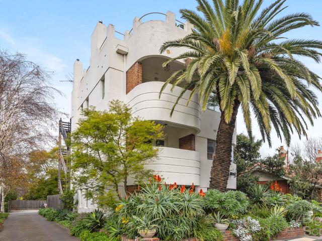 DECADENT DECO APARTMENT IN A SUPERB BEACHSIDE LOCATION