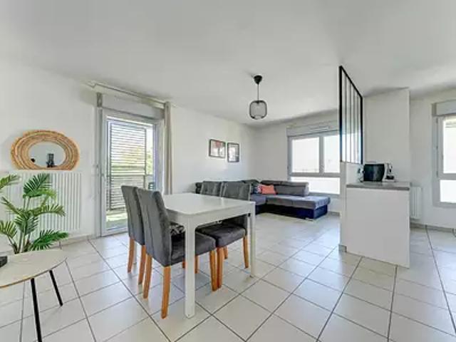 Décines Charpieu 69150 Achat / Vente appartement 3 pièces t3 au dernier étage terrasse