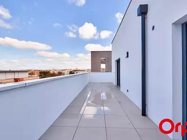 Décines Charpieu 69150 Location appartement 2 pièces t2 au dernier étage terrasse