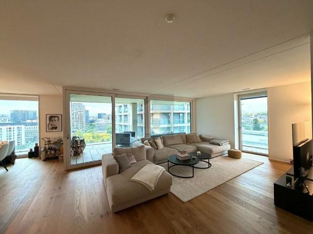 DECKENHOHE FENSTERFRONTEN MIT PANORAMASICHT!