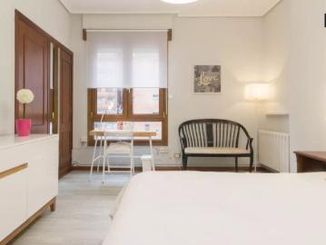 Decorated room with desk in 5 bedroom apartment, Indautxu