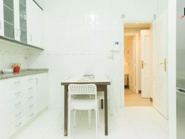 Decorated room with desk in 5 bedroom apartment, Indautxu