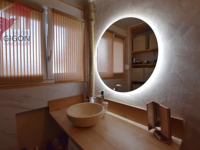 Découvrez cet AGREABLE APPARTEMENT RENOVE. lumineux et fonctionnel donnant sur balcon.