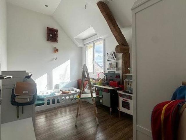 Découvrez cette charmante maison de plain pied, allian matériaux raffinés et confort absolu