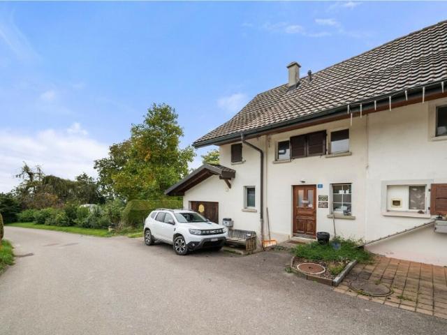 Découvrez cette charmante maison mitoyenne avec vue imprenable sur les Préalpes !