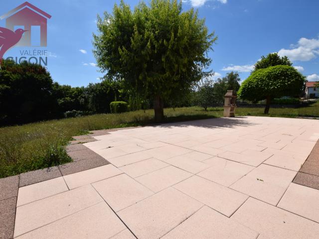 Découvrez cette BELLE VILLA offrant 225 m2 d’ESPACES LUMINEUX et FONCTIONNEL, IDEALE POUR UNE FAMILLE EN QUETE