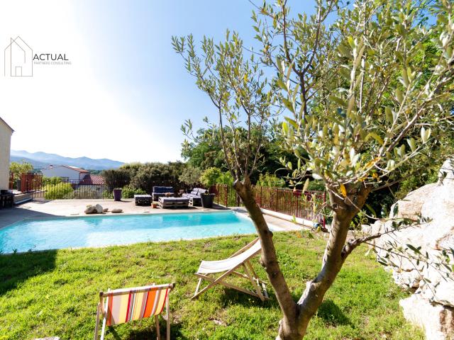 Découvrez cette magnifique villa de 324m2 avec vue montagnes au calme et piscine