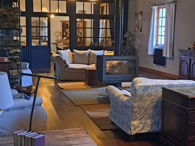Découvrez cette superbe maison individuelle de 379 m², niché. 379m² Miélan