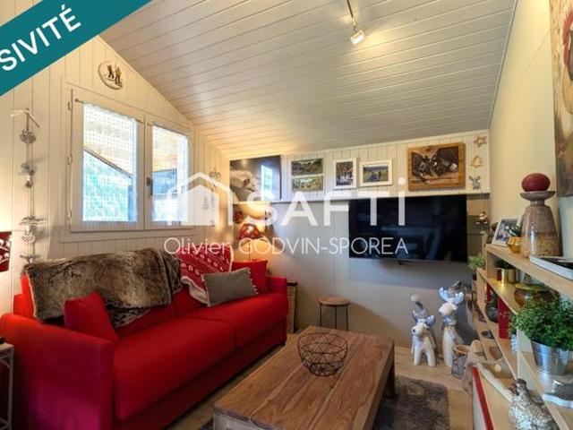 Découvrez ce bijou de 59m², situé au 4e étage d'une résidence baignée de soleil. Ce bien rare allie luxe, confort moderne et vue panoramique sur les sommets