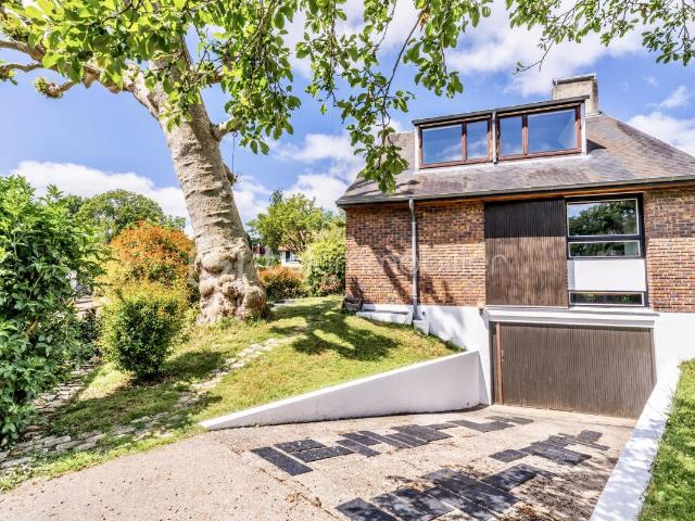 Découvrez l'authenticité architecturale américaine dans un cadre résidentiel paisible à Marnes la Coquette