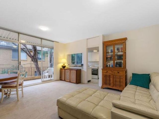 Dee Why Spacious Light 2 Bedroomed