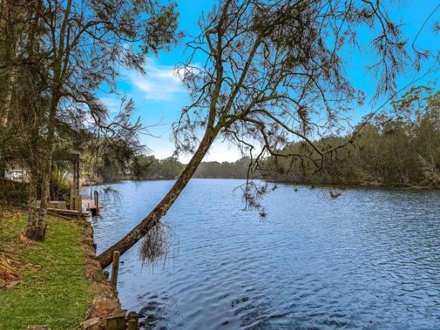 Deep Water Riverfront Opportunity on 1,631m²