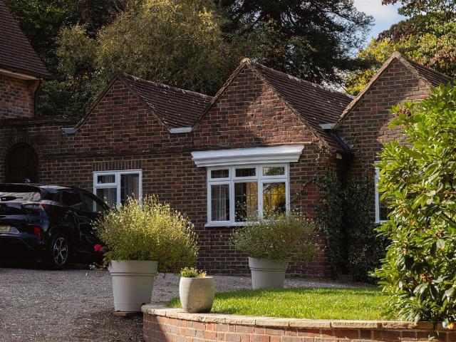 Deepdene Wood, Dorking RH5, 1 bed flat to rent, £1,300 pcm | PrimeLocation