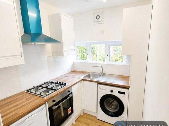Deer Park Gardens, Mitcham, CR4 2 bed maisonette to rent £1,850 pcm £427 pw