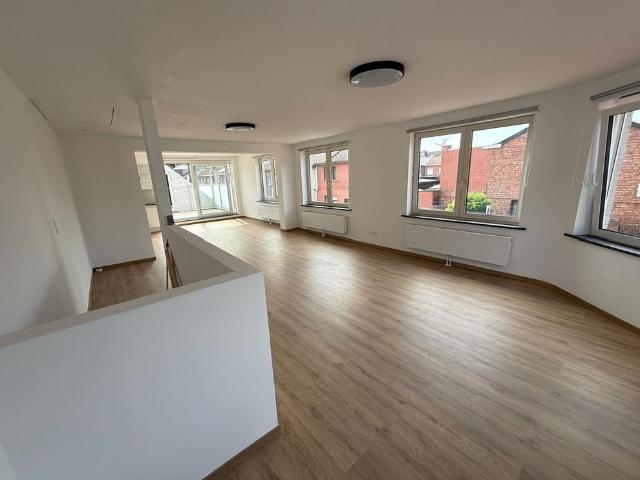 Degelijk gerenoveerde halfopen woning met garage en terras in het hart van Runkst Hasselt