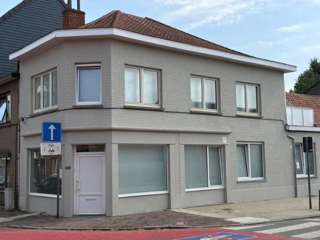 Degelijk gerenoveerde halfopen woning met garage en terras