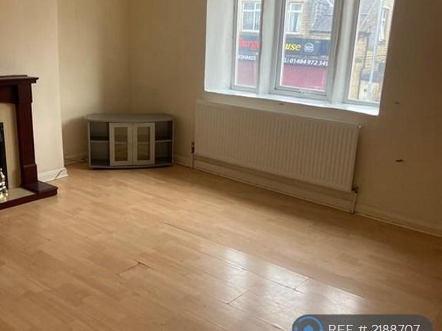 Deighton Road, Huddersfield, HD2 3 bed semi detached house to rent £850 pcm £196 pw