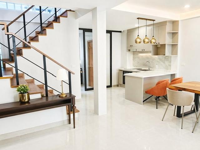 เดินทางสะดวกBTS เอกมัย 2 กม. ใกล้รร.นานาชาติ BAIS 900 ม. 21 ตร.ว. เอกมัย 18 24 ทองหล่อ โฮมออฟฟิศ 3 ชั้น 3 นอน 3 น้ำ 200 ตร.ม