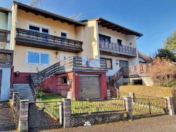 DEIN ZUHAUSE in Gmunden am Traunsee: Teilsaniertes Reihenhaus am Stadtrand, Zweitwohnsitz möglich