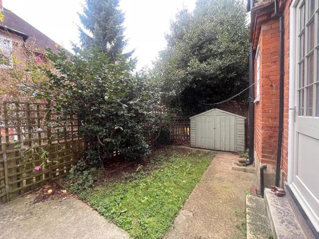 Dekker Road, Dulwich Village, London. 2 bed ground floor flat to rent £2,650 pcm £612 pw