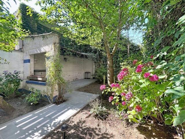 Delta district: 5 bedroom house with garden and garage