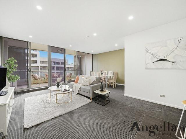 Deluxe Apartment Blends Style and Convenience in Resort Like Building
