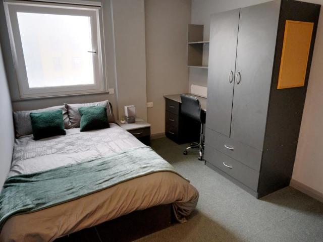 Deluxe En suite Room, London House. 4 bed flat share to rent £1,647 pcm £380 pw