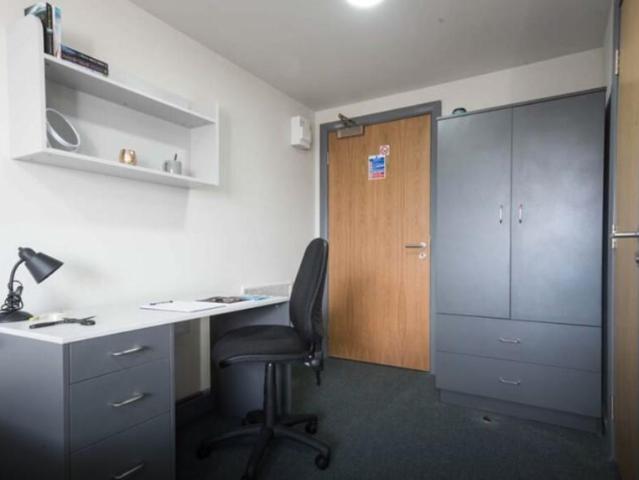 Deluxe Studio, Kiln House, Hide. Studio to rent £542 pcm £125 pw