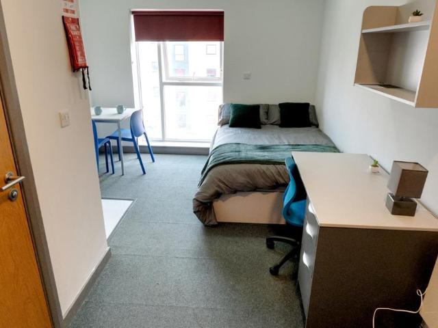 Deluxe Studio, Poulson House, Stoke. Studio to rent £455 pcm £105 pw