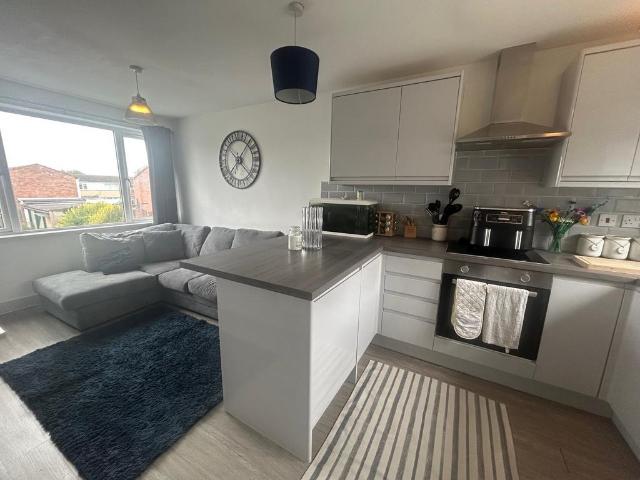 Delves Crescent, Atherstone, CV9 2 bed flat to rent £850 pcm £196 pw