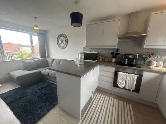 Delves Crescent, Atherstone CV9, 2 bed flat to rent, £850 pcm | PrimeLocation