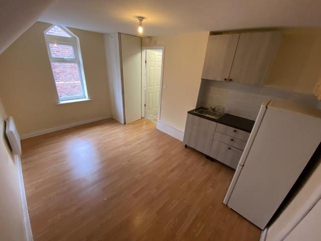 Delaunays Road, Crumpsall Studio to rent £800 pcm £185 pw