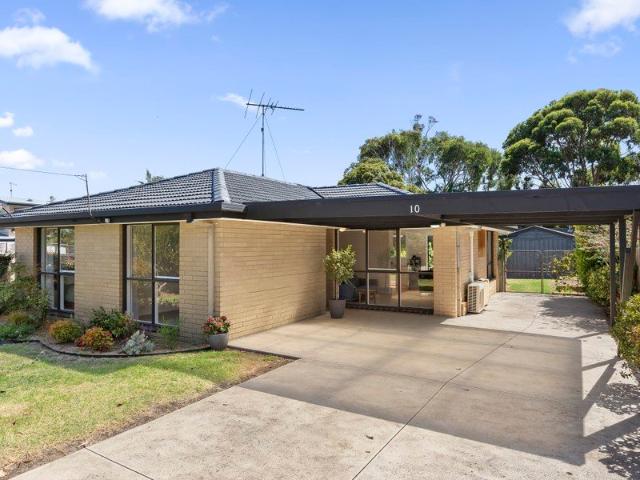 Delightful 'Old Grove' Home Quiet Location!