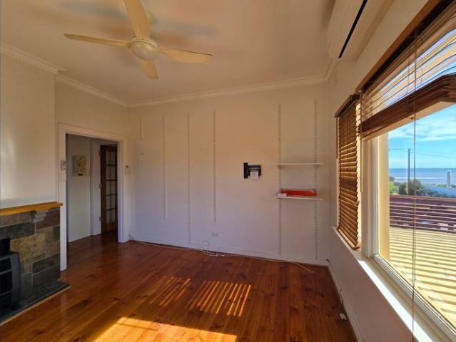 DELIGHTFUL BEACHSIDE UNIT