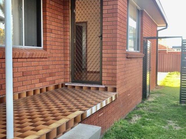 DELIGHTFUL, BRIGHT & AIRY UNIT IN PRIME LOCATION!