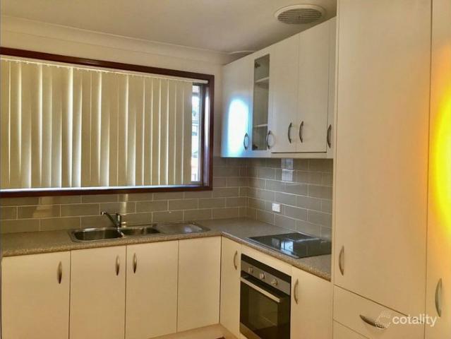 DELIGHTFUL, BRIGHT & AIRY UNIT IN PRIME LOCATION!