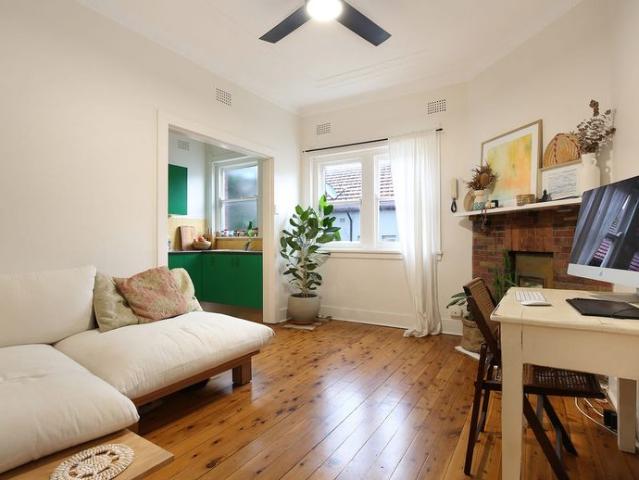 Delightful Character Apartment in leafy location