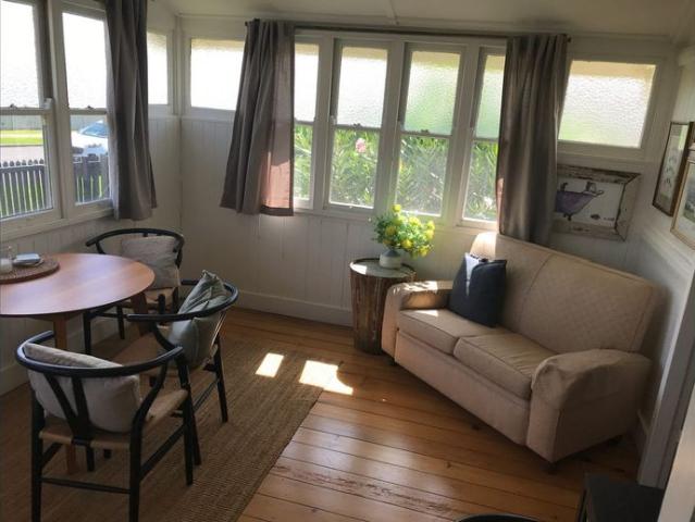 Delightful Cottage in Super Convenient Location!