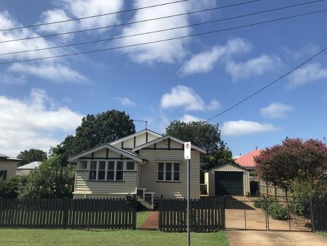 Delightful Cottage in Super Convenient Location!