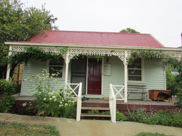 Delightful Cottage Within a Short Walk to Town