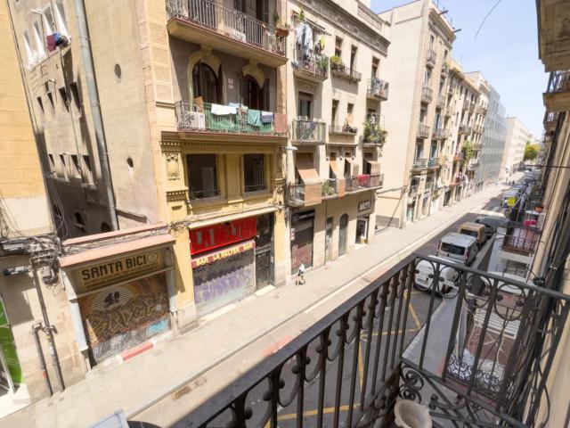 Delightful double bedroom next to Paral·lel metro station