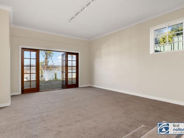 Delightful Home With Views To Mount Panorama