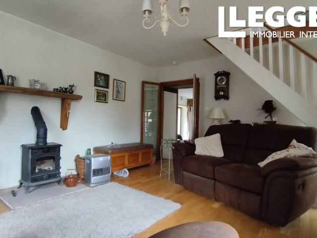 Delightful house at the end of a hamlet with 3 bedrooms, outbuilding and separate garden