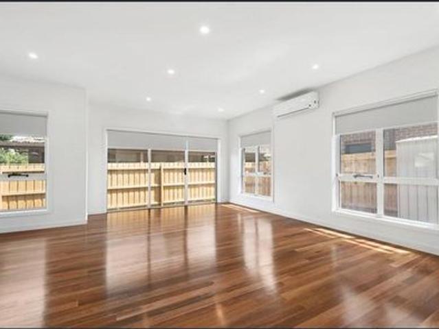 DELIGHTFUL THREE BEDROOM TOWNHOUSE!