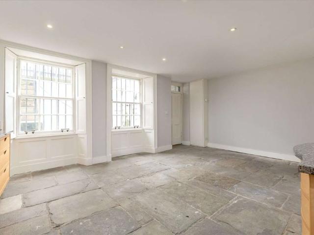 Delightful unfurnished four bedroom Georgian townhouse in a highly sought after location