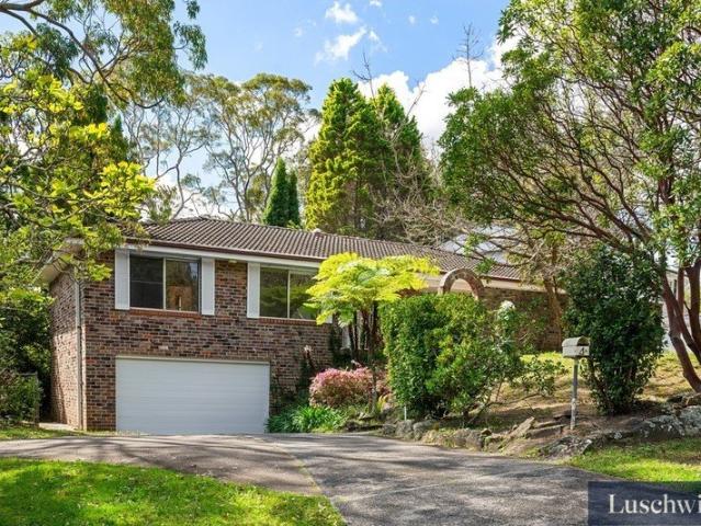 Delightful 1960's single level residence in prime St Ives location